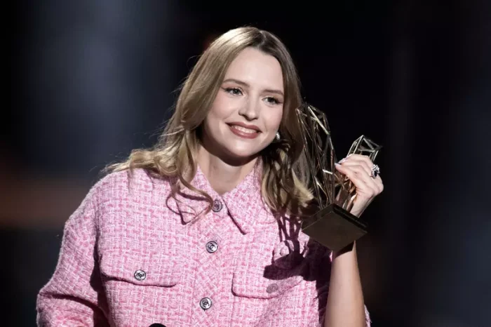 La taille de Angèle, la chanteuse